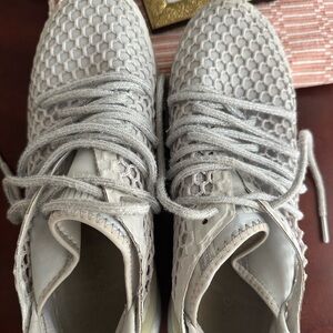 Pumas women’s tennis shoes size 8